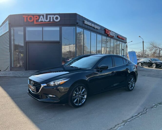 Mazda 3 Touring Plus 2018 вид спереди